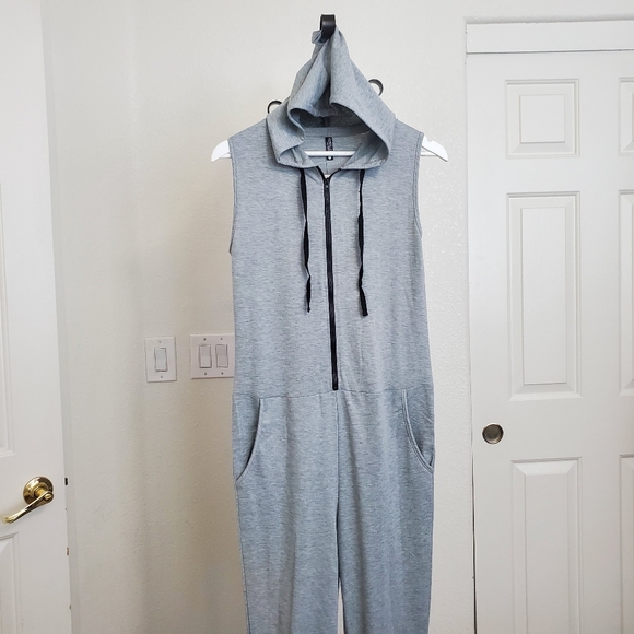 NWT Yandy Gray Sleeveless Hooded Jumpsuit, Small - Picture 1 of 4